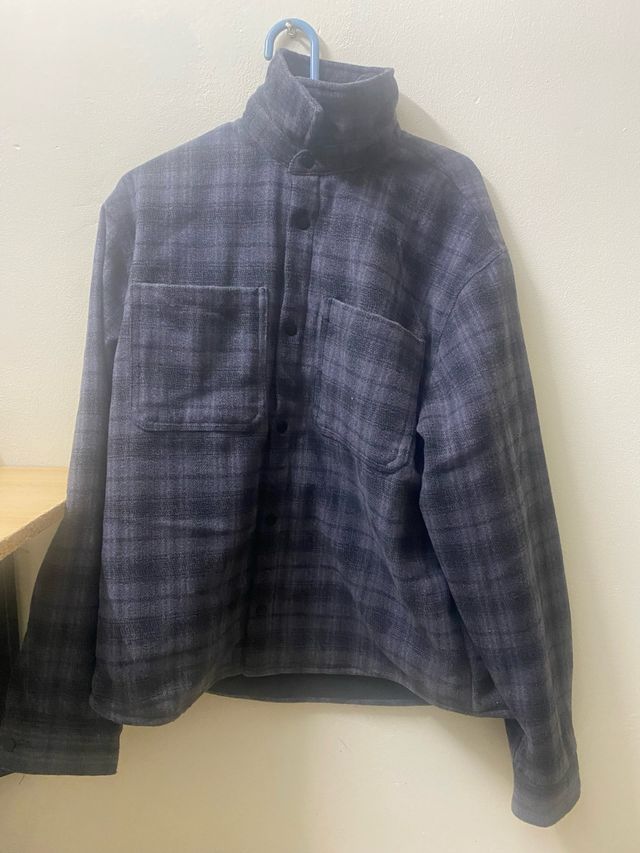 Camisa a cuadros gris y negra