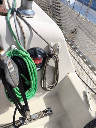 Velero y amarre en Aguadulce