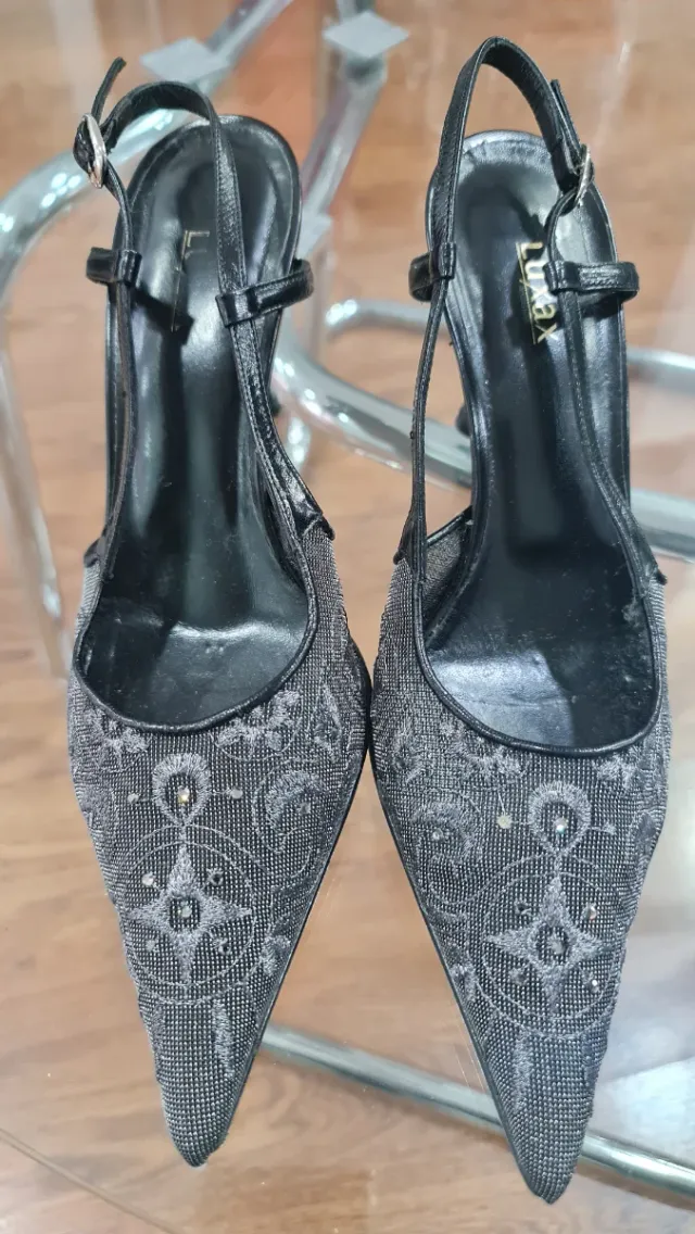 Zapatos de salón negros y plateados