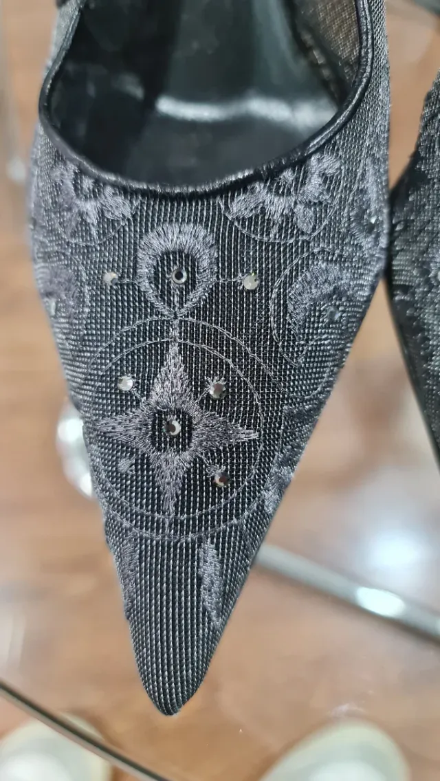 Zapatos de salón negros y plateados