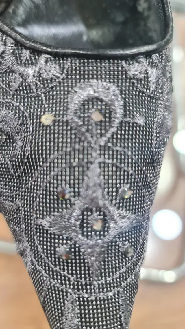 Zapatos de salón negros y plateados