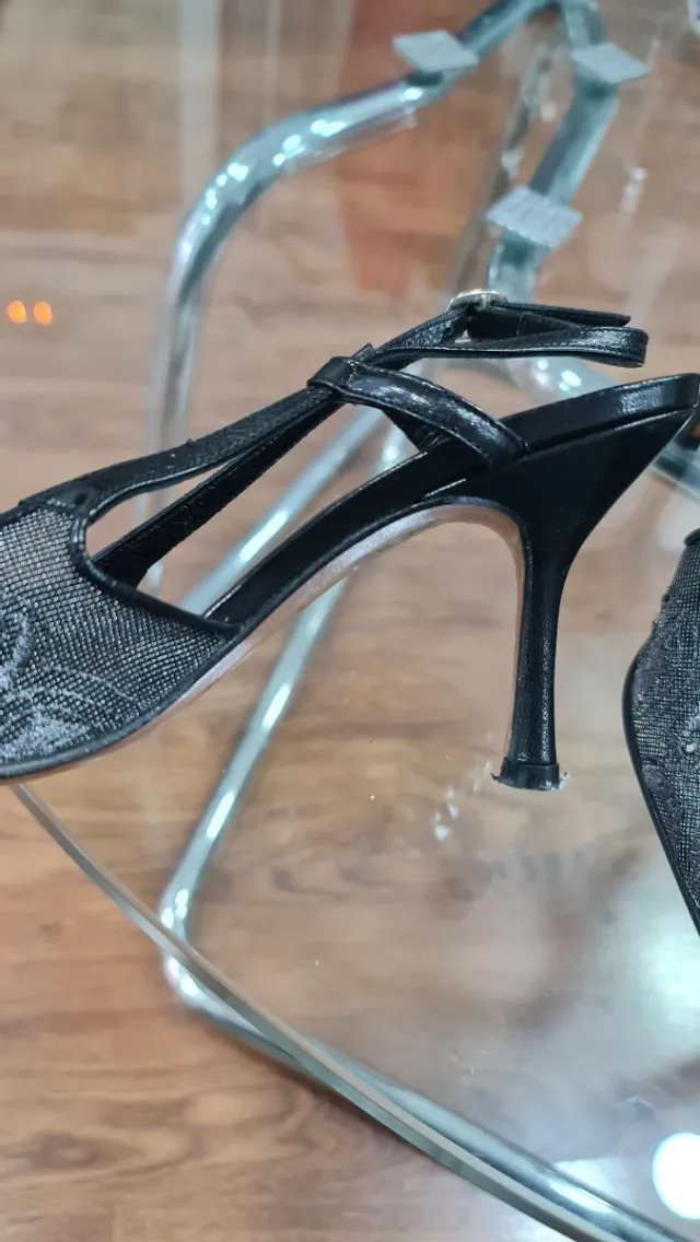 Zapatos de salón negros y plateados