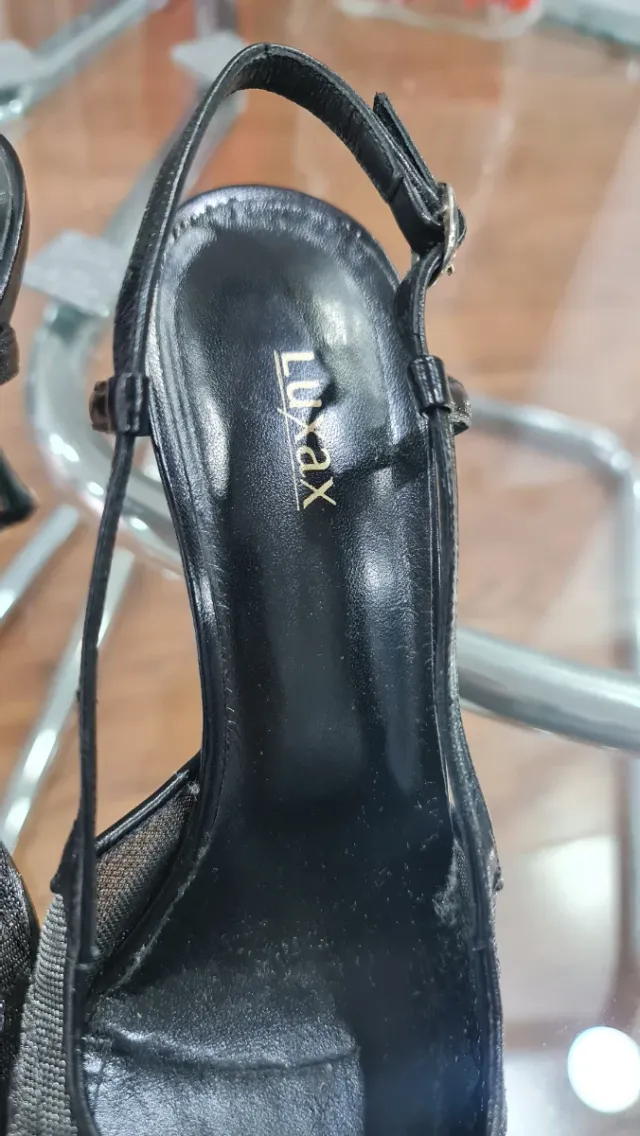 Zapatos de salón negros y plateados