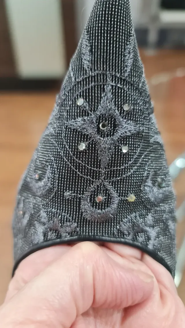 Zapatos de salón negros y plateados