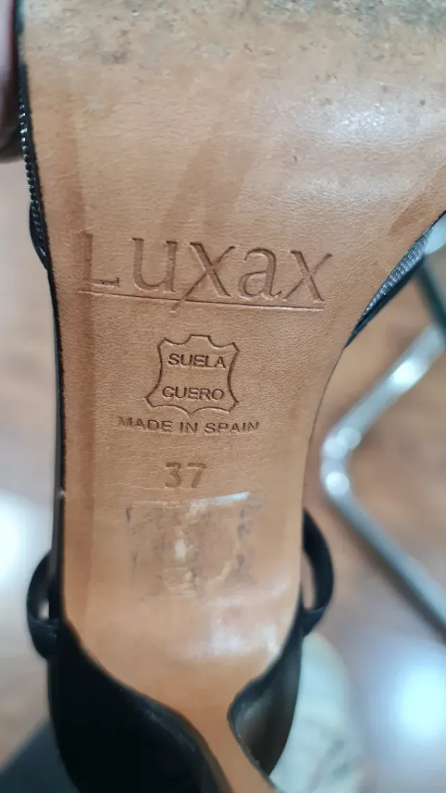 Zapatos de salón negros y plateados