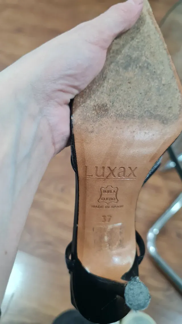 Zapatos de salón negros y plateados