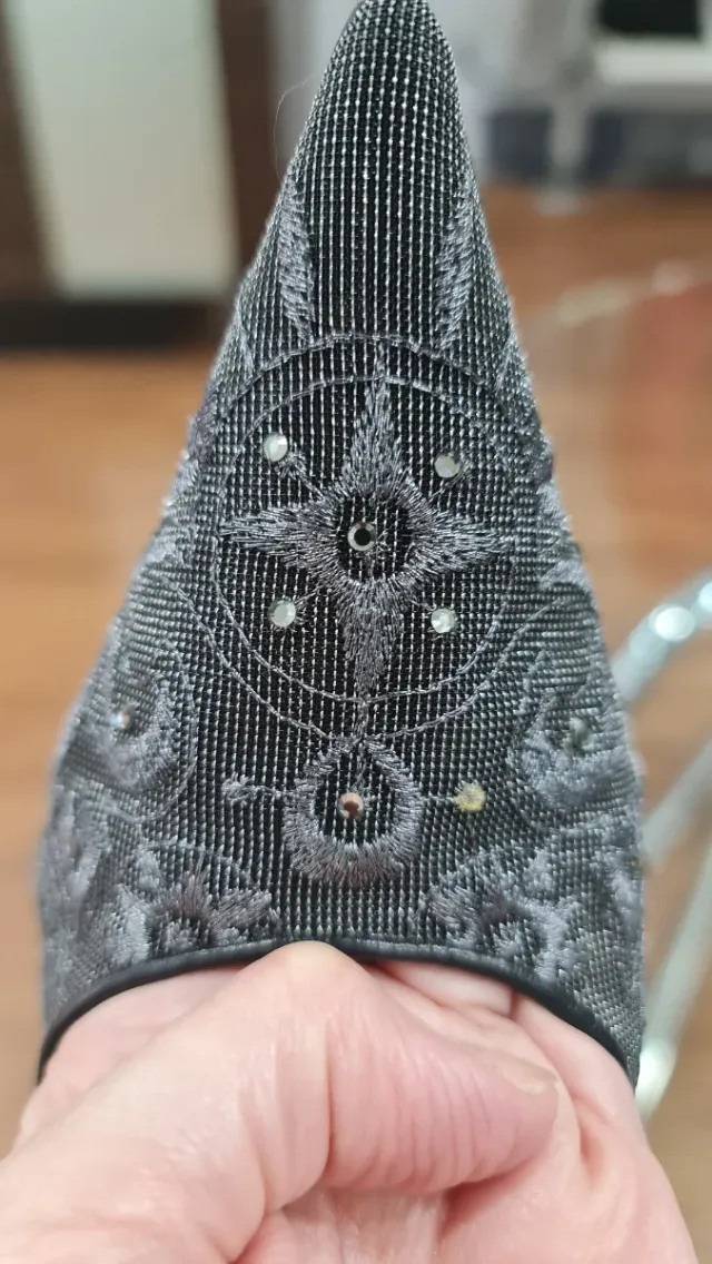 Zapatos de salón negros y plateados