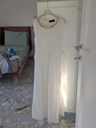 Vestito bianco con catena dorata al collo