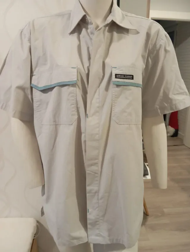 Camisa de caballero gris con bolsillos