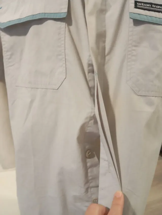 Camisa de caballero gris con bolsillos