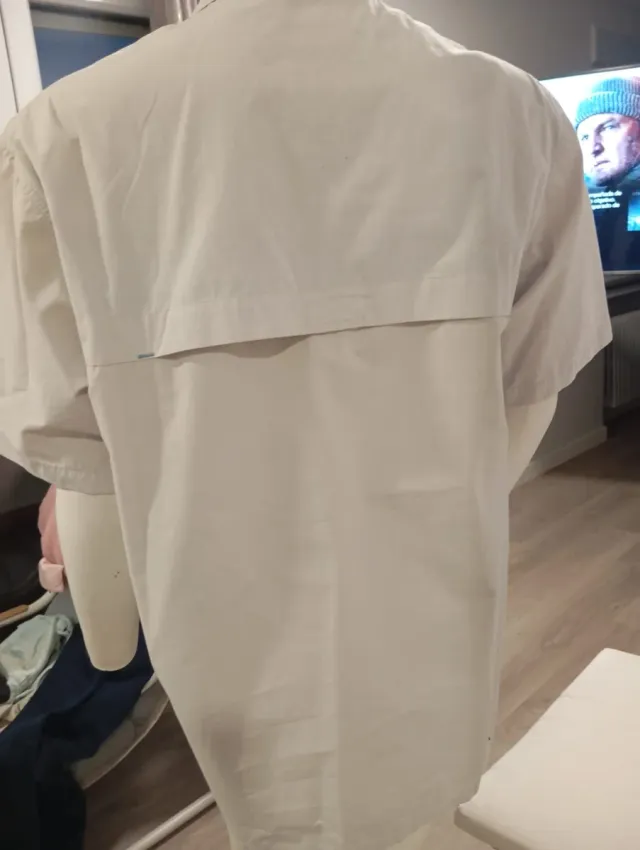 Camisa de caballero gris con bolsillos