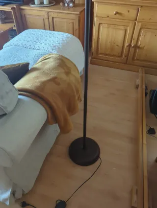 Bonita lámpara de lectura de pie.