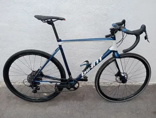 Bici Gravel Giant Azul y Blanca