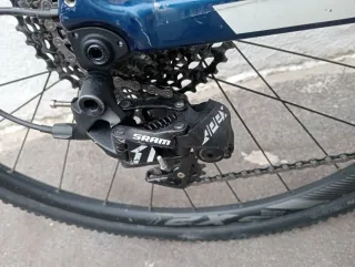 Bici Gravel Giant Azul y Blanca