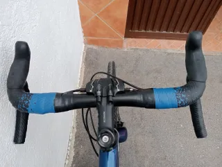 Bici Gravel Giant Azul y Blanca