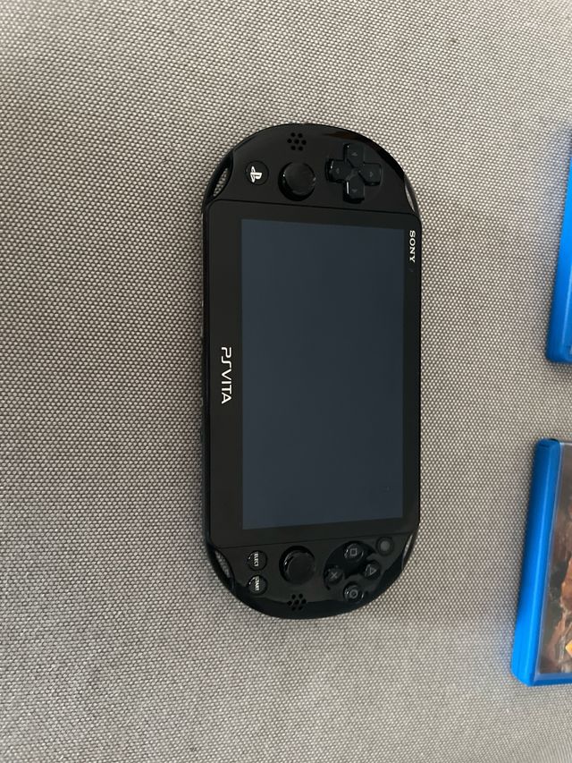 PS Vita Slim Negra + 3 Juegos + Funda