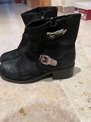 Botines negros mujer con hebillas.