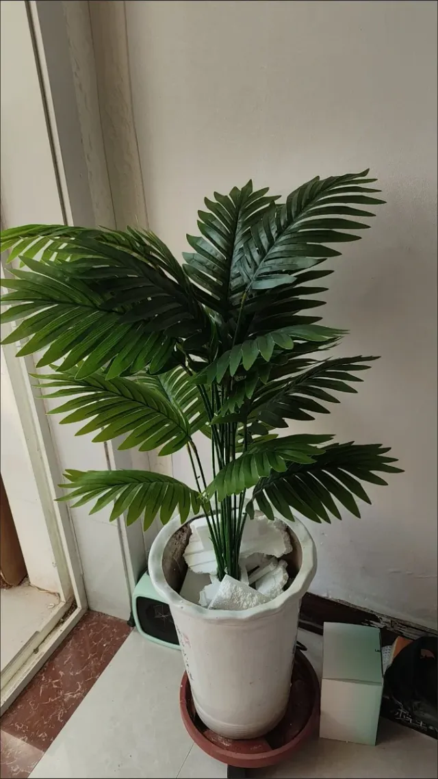 Planta Artificial Verde en Maceta Negra