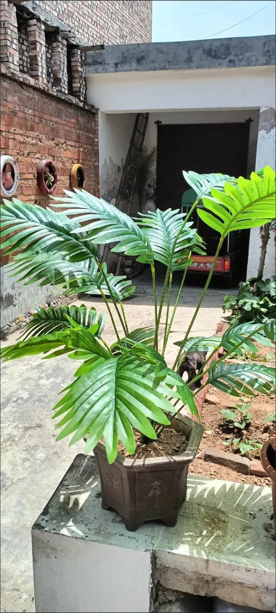 Planta Artificial Verde en Maceta Negra