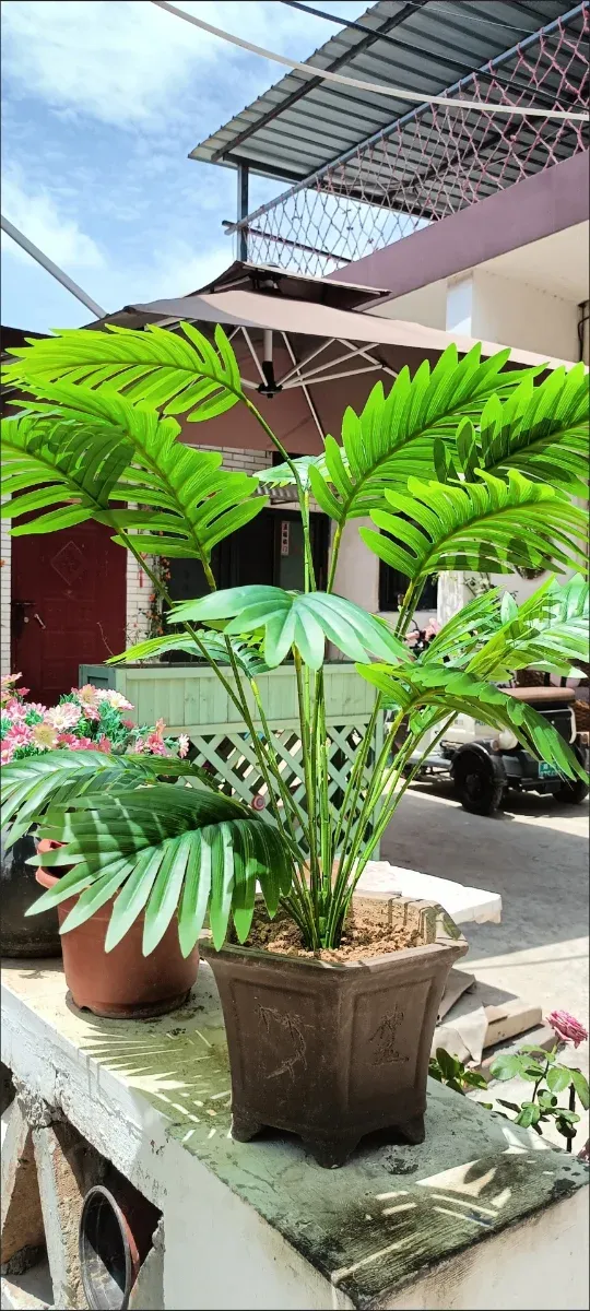 Planta Artificial Verde en Maceta Negra