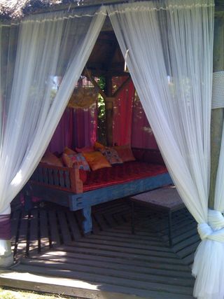 Cama Balinesa Azul y Roja