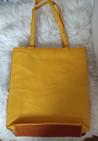 Bolso de mano bordado con elefante
