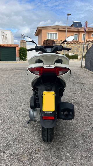 Moto Aprilia SXR50 Blanca