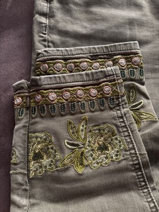 Pantalón vaquero verde militar bordado