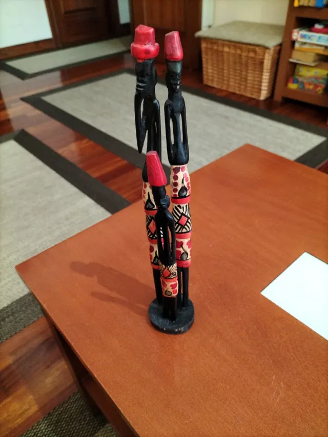 Scultura di famiglia africana in legno