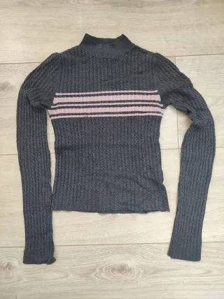 Jersey gris y rosa cuello alto