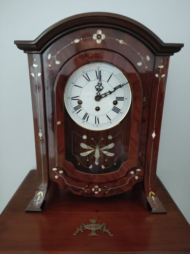 Reloj de mesa antiguo decorado