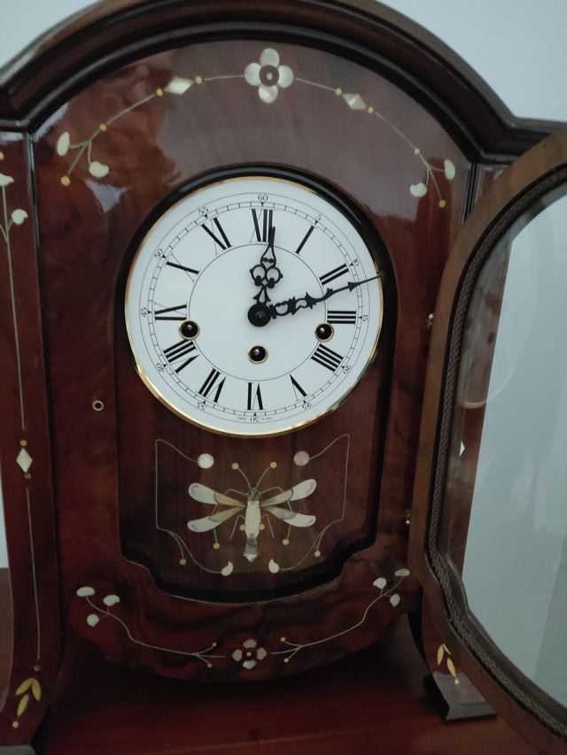 Reloj de mesa antiguo decorado