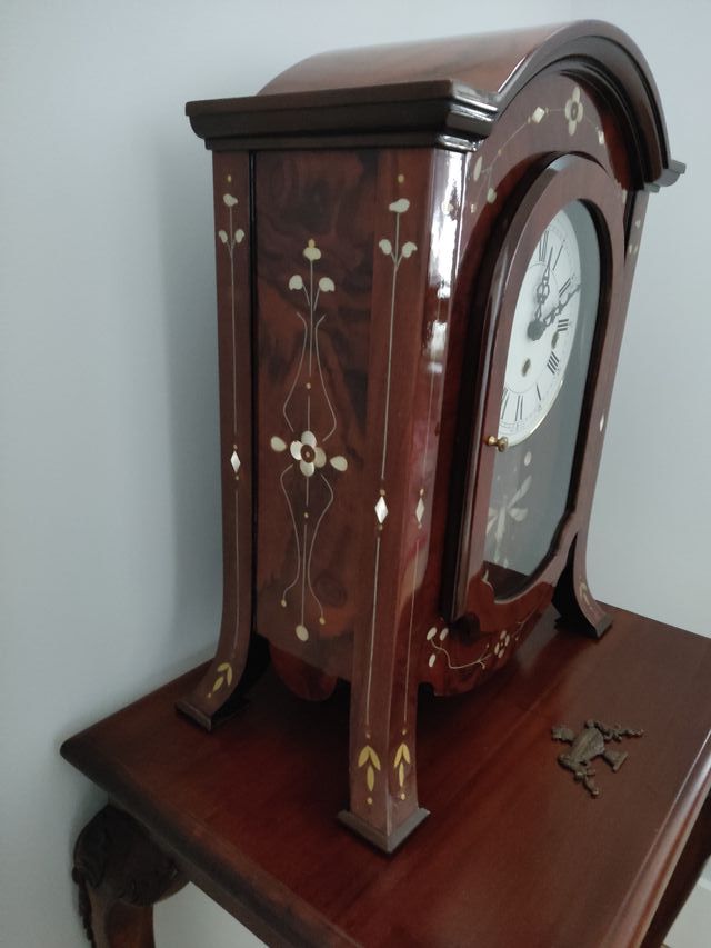 Reloj de mesa antiguo decorado