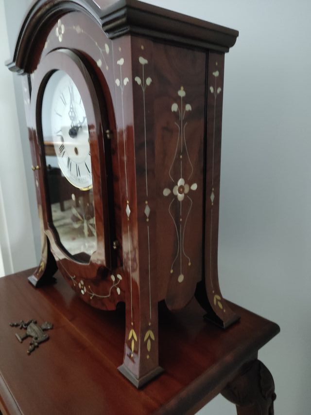 Reloj de mesa antiguo decorado