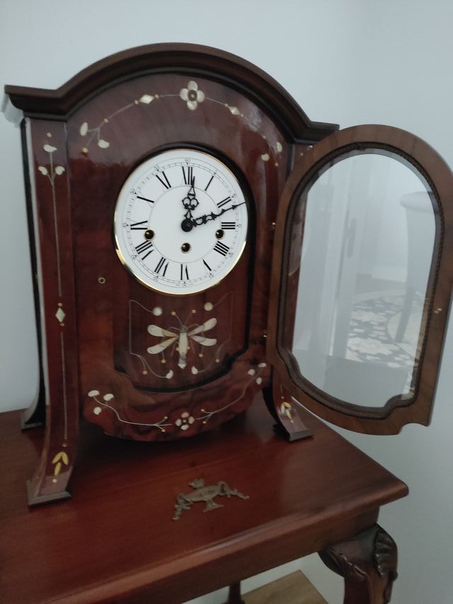 Reloj de mesa antiguo decorado