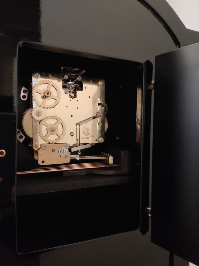 Reloj de mesa antiguo decorado