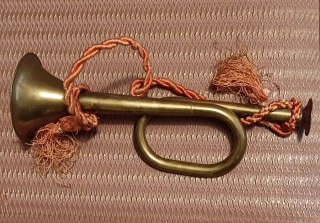 Cornetín de latón antiguo con cordón