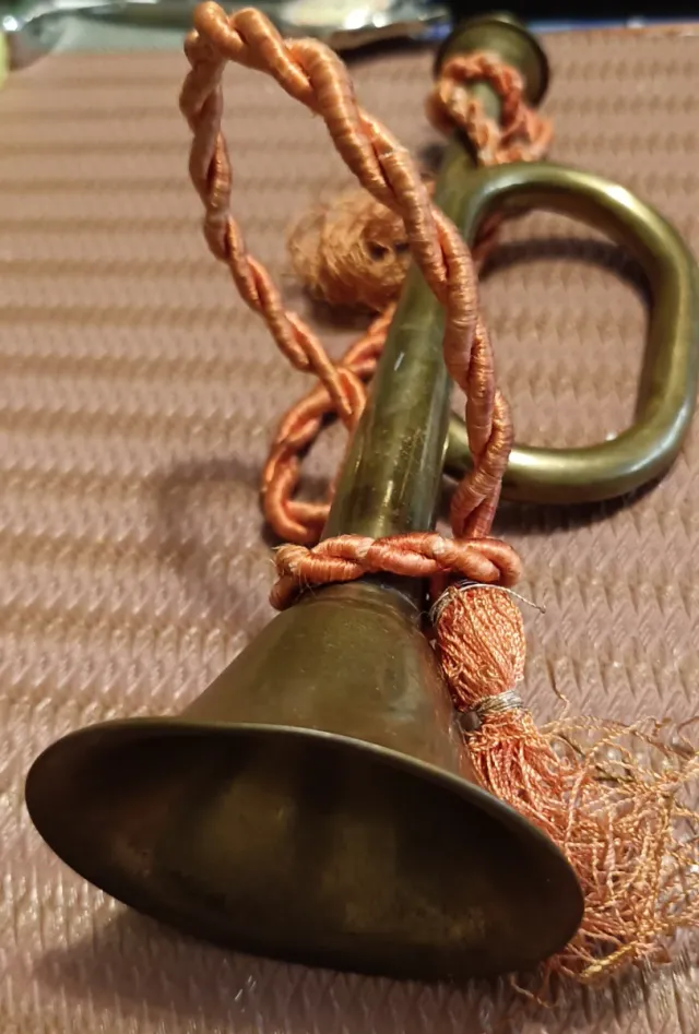 Cornetín de latón antiguo con cordón