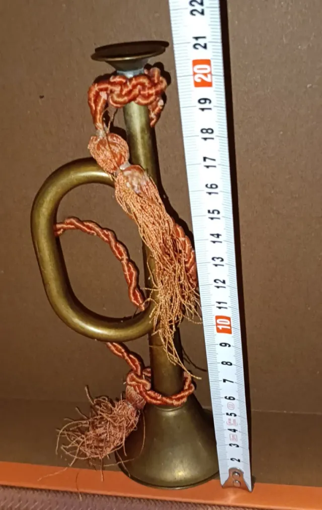 Cornetín de latón antiguo con cordón