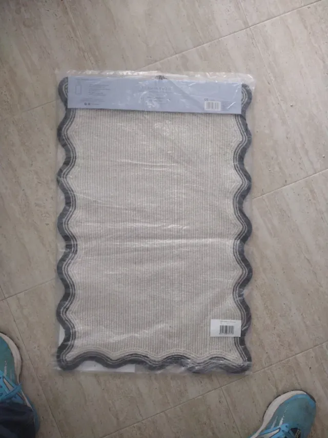 Tapete de banheiro com borda ondulada