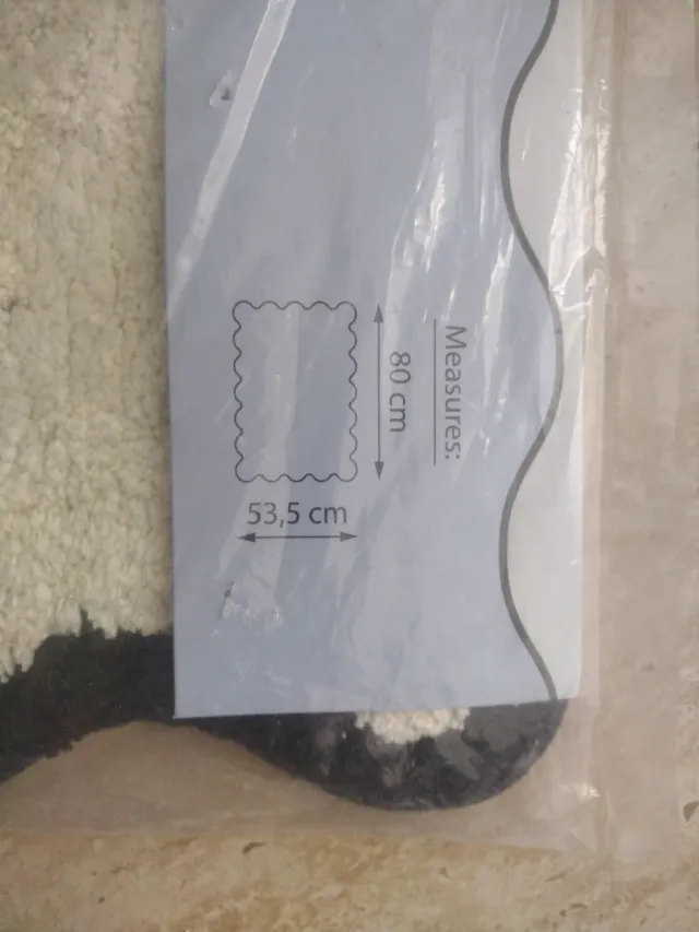 Tapete de banheiro com borda ondulada