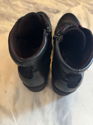 Botines mujer negros con cordones burdeos