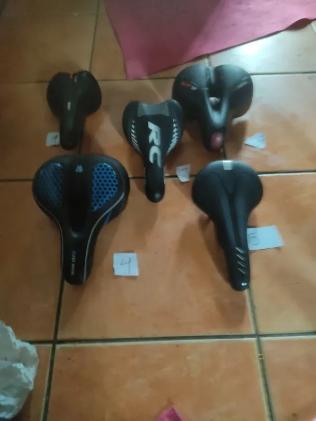 Varios sillines de bicicleta