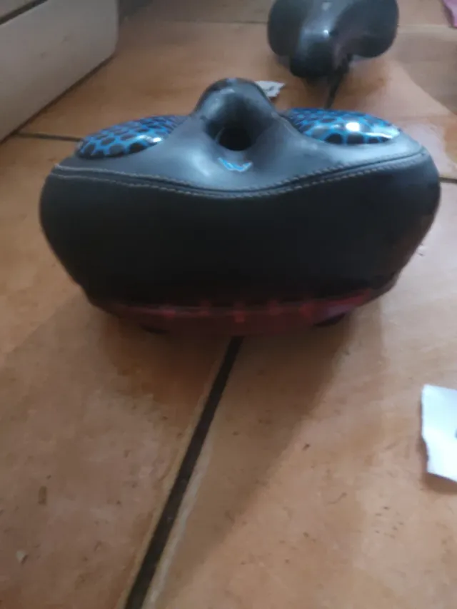 Varios sillines de bicicleta