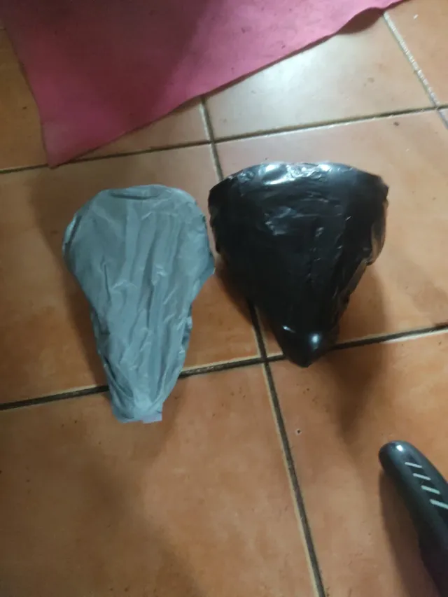 Varios sillines de bicicleta