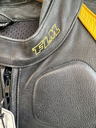 Chaqueta de moto cuero negra y amarilla
