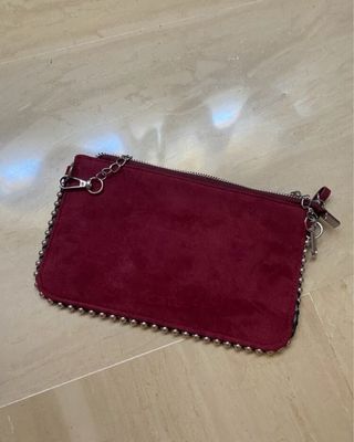 Bandolera Zara tachas burdeos