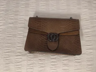 Bolso marrón efecto piel serpiente
