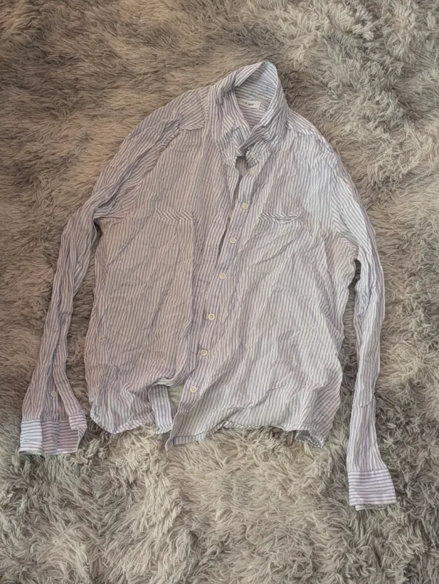 Camisa de rayas azules y blancas