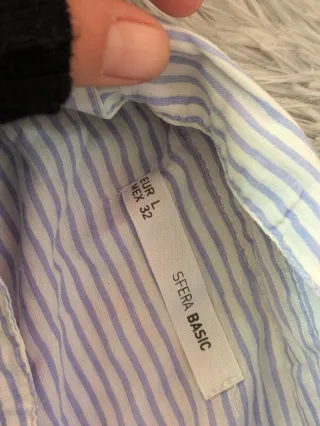 Camisa de rayas azules y blancas